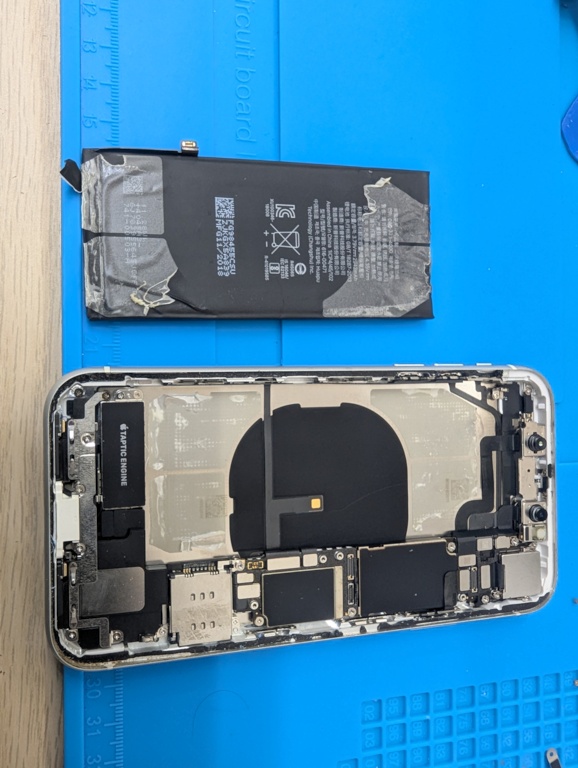 iPhone XR（アイフォンテンアール）のバッテリー交換ならスマホ修理工房富山グリーンモール山室店へお任せください